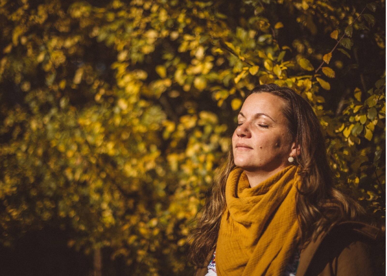 Julia mit geschlossenen Augen, ruhend im warmen Herbstlicht