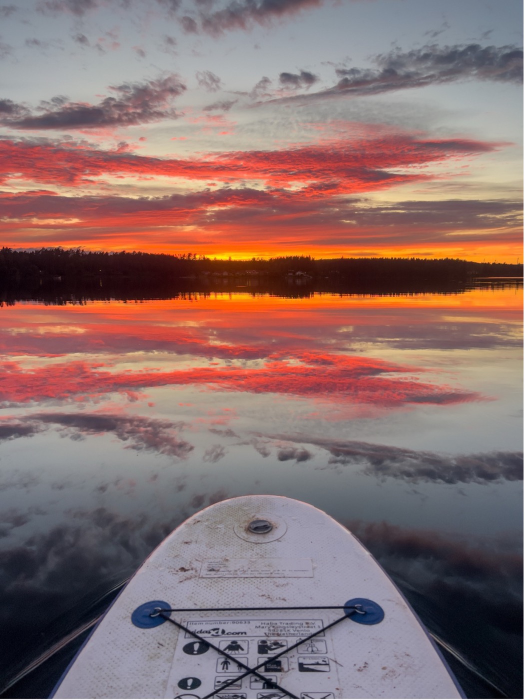Stiller See im Abendrot, der Himmel spiegelt sich im glatten Wasser