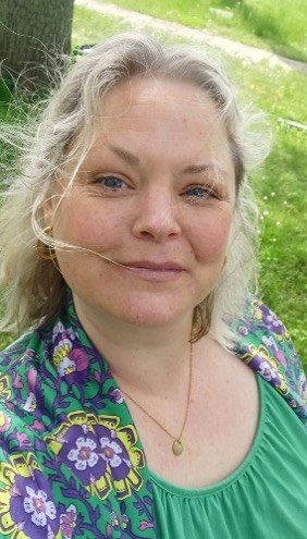 Britta im Grünen, Selfie mit geblümtem Tuch