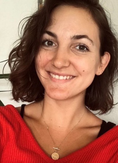 Kristin lächelt in die Kamera, rote Bluse