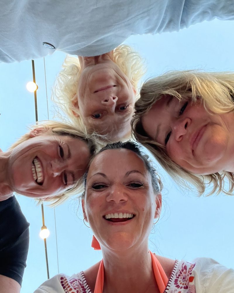 Natascha mit Julia und zwei Freundinnen, Selfie von unten in den Himmel